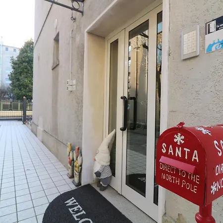 With Children In Venice Apartment *