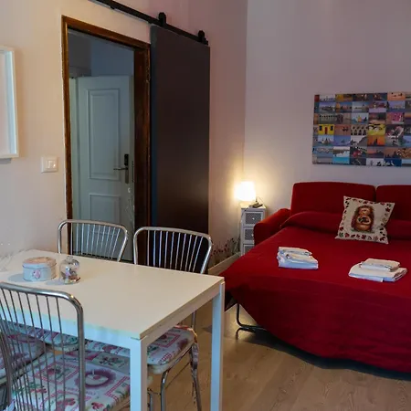 With Children In Venice Apartment *