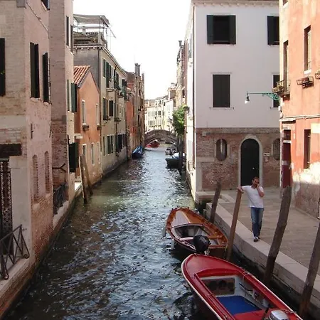 With Children In Venice Apartment *