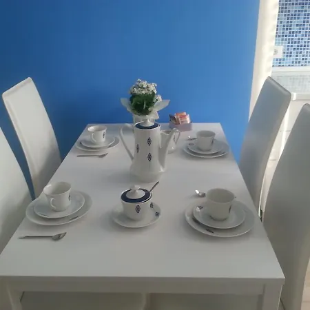 With Children In Venice Apartment *