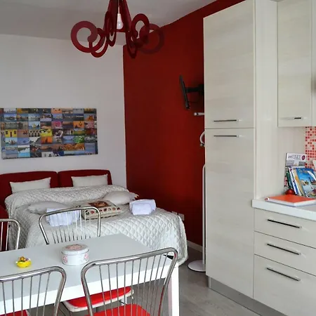 With Children In Venice Apartment *