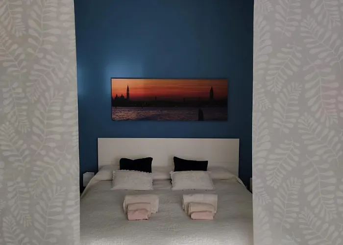 With Children In Venice Apartment *