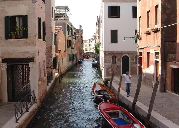 With Children In Venice Apartment *