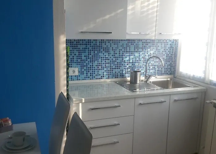 With Children In Venice Apartment *